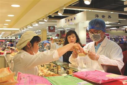 昨日，記者從嶗山區(qū)食藥監(jiān)局獲悉，為提高流通環(huán)節(jié)的食品安全質(zhì)量，嶗山區(qū)在全區(qū)大型商超開展了引入第三方檢測服務(wù)工作，引導(dǎo)大型商超自行出資、主動加強(qiáng)自律性抽驗(yàn)。