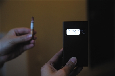 點燃一支煙后，PM2.5升至714.7ug/m3。新京報記者 薛珺 攝